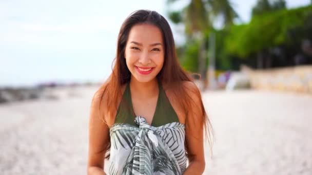Material Archivo Hermosa Mujer Asiática Orilla Del Mar Durante Las — Vídeo de stock