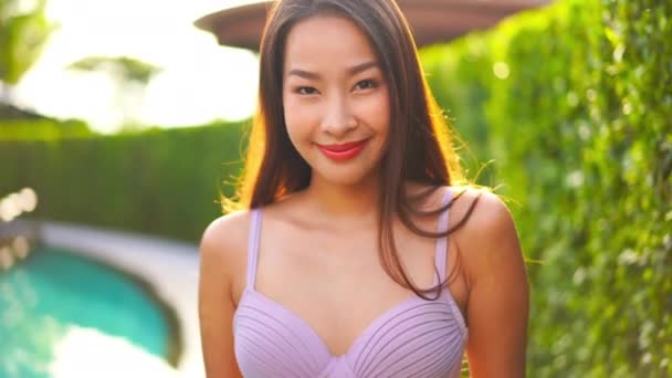 Filmaufnahmen Von Asiatischen Frauen Die Sich Pool Während Der Sommerferien — Stockvideo