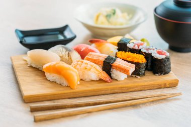 Somon balığı kabuk kabuklu karides ve diğer et suşi maki