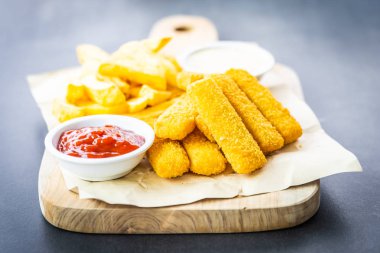 Balık parmak ve patates kızartması veya domates ketçap ve anne ile fiş