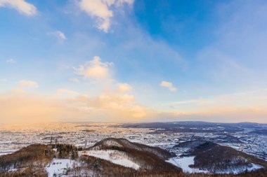 Moiwa dağın etrafından kar wint ağacında ile güzel manzara