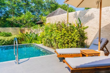 Şemsiye ve sandalye yakın deniz okyanus plaj wi yüzme havuzu etrafında