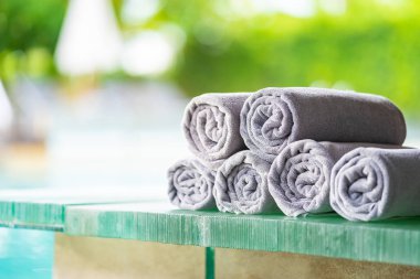 Yüzme havuzu etrafında masada Havlu