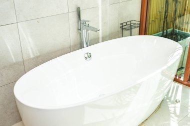 Beyaz lüks küvet banyo iç dekorasyonda