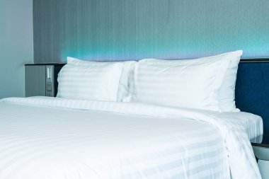 B yatak dekorasyonu üzerinde güzel lüks rahat beyaz yastık