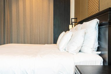 B yatak dekorasyonu üzerinde güzel lüks rahat beyaz yastık