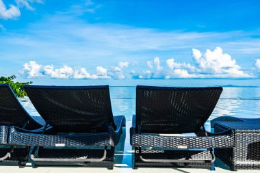 Şemsiye ve sandalye otel resort neary se yüzme havuzunda çevresinde