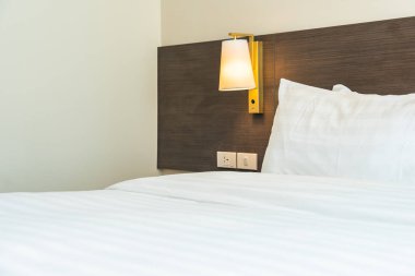 Güzel lüks rahat beyaz yastık ve battaniye yatakta