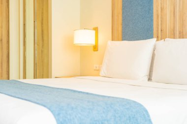 Hafif lamba ile yatak dekorasyonbeyaz rahat yastık