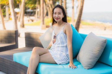 Portre güzel genç Asyalı kadın mutlu gülümseme sakin ol ne