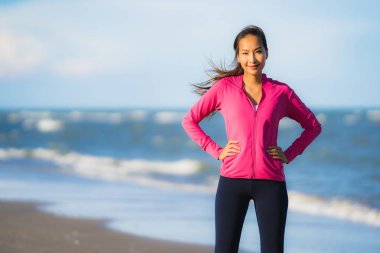 Portre güzel genç Asyalı kadın çalışan ve t üzerinde egzersiz