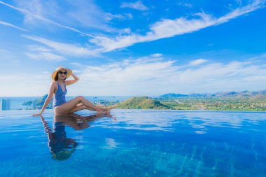 Asyalı genç gülümsemek güzel kadın portre mutlu dinlenmek