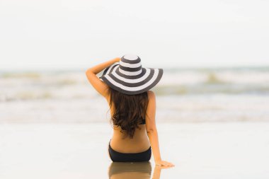 Portre güzel genç Asyalı kadın plaj se üzerinde bikini giymek