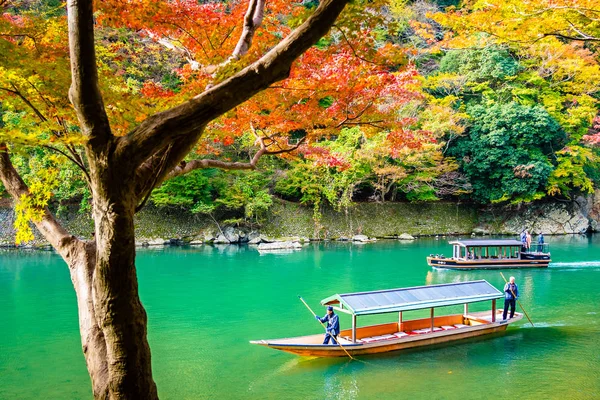 Belo rio Arashiyama com árvore de folha de bordo e barco ao redor — Fotografia de Stock