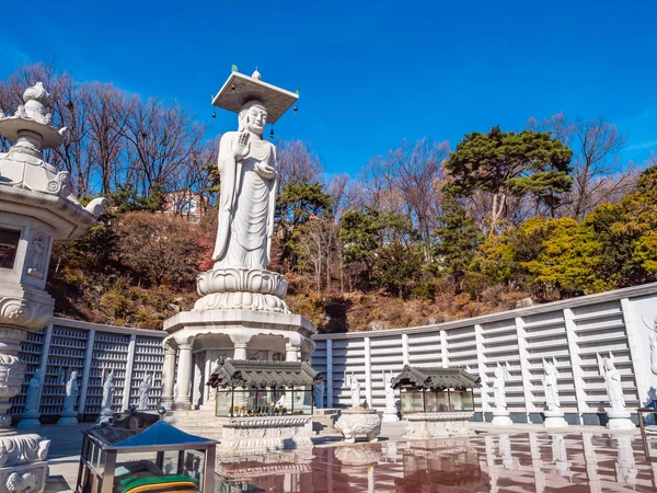 รูปปั้นพระพุทธศาสนาที่สวยงามในวัด Bongeunsa — ภาพถ่ายสต็อก