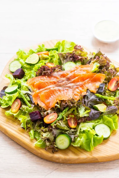 Çiğ füme somon et balık taze yeşil sebze salatası ile — Stok fotoğraf