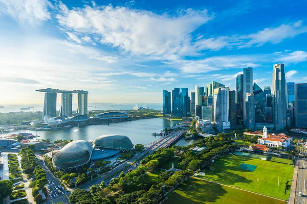 Beau bâtiment d'architecture extérieur paysage urbain à Singapour — Photo