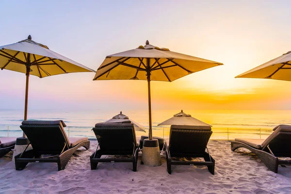 Ομπρέλα και καρέκλα στην όμορφη παραλία και θάλασσα στην Ανατολή του ηλίου tim — Φωτογραφία Αρχείου