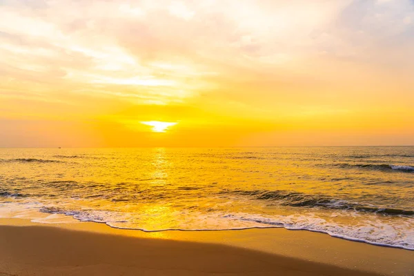 Gün batımında deniz ve tropikal plaj güzel açık manzara — Stok fotoğraf