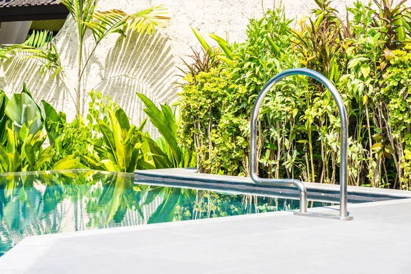 Nádherná krajinná venkovní bazén v hotelu a letovisku — Stock fotografie