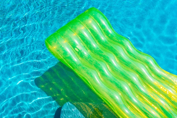 Anel de natação colorido ou flutuador de borracha em torno da água da piscina — Fotografia de Stock