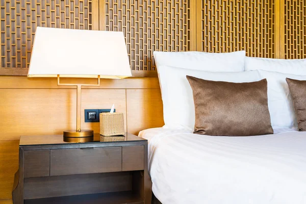 Красивий рушник слона на прикрасі ліжка в інтер'єрі спальні — стокове фото
