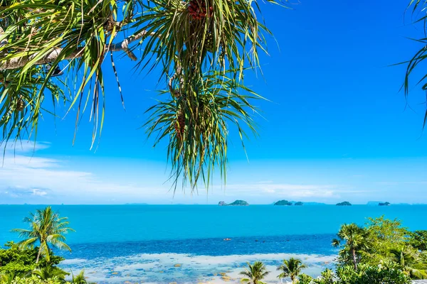 Vackra tropiska havet med kokospalm träd på blå himmel — Stockfoto