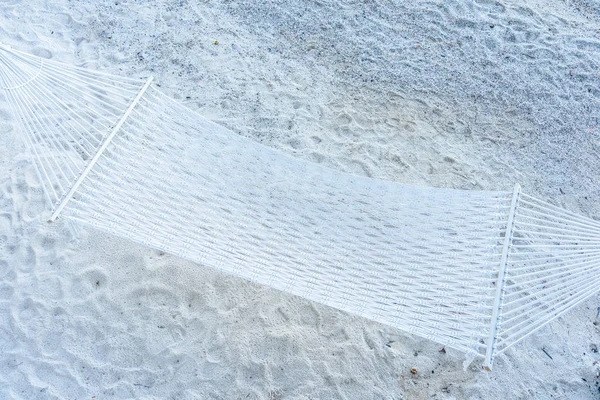 Hamaca vacía alrededor del océano hermoso del mar de la playa para relajarse en holi —  Fotos de Stock