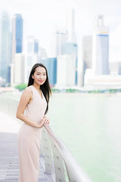 Beautiful asian woman smile and happy to travel in singapore cit — Stock Photo, Image