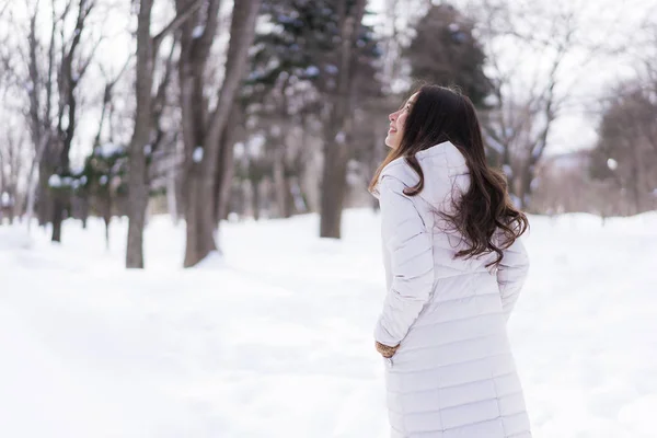 Bela jovem ásia mulher sorrindo feliz para viagem no neve ganhar — Fotografia de Stock