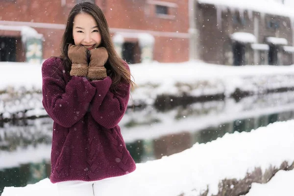 Hermosa joven mujer asiática sonrisa y feliz con viaje en —  Fotos de Stock