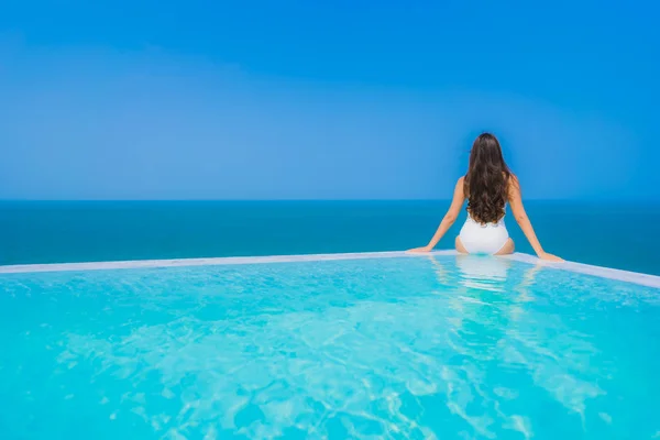 Retrato bonito jovem asiático mulher feliz sorriso relaxar em swimmi — Fotografia de Stock