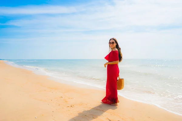 ビーチと海の上に美しい若いアジアの女性の肖像画 — ストック写真