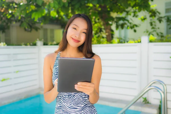 肖像 美丽的 年轻 亚洲 女人 快乐 的笑容 使用 平板电脑 或 — 图库照片