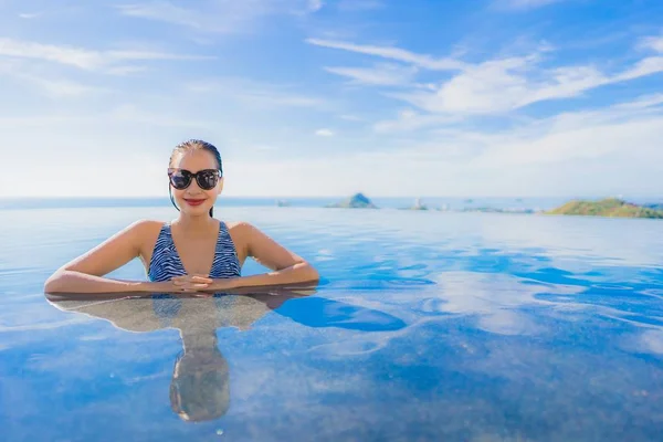 Retrato bonito jovem asiático mulher sorriso feliz relaxar em torno de sw — Fotografia de Stock