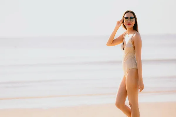 Retrato jovem bela mulher asiática andar sorriso feliz na bea — Fotografia de Stock