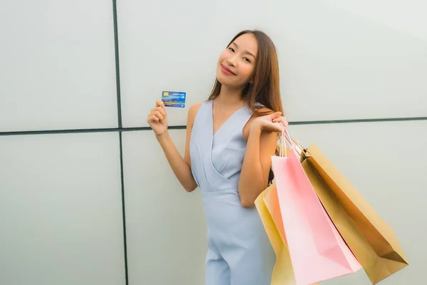 Ritratto bella giovane donna asiatica felice e sorriso con shoppi — Foto Stock