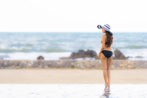 Porträt schöne junge asiatische Frau trägt Bikini rund ums Schwimmen — Stockfoto