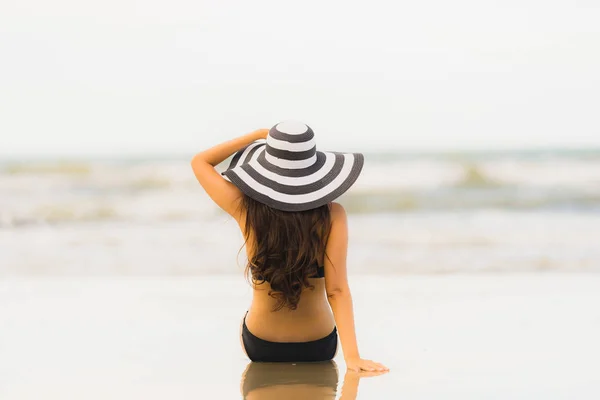 Retrato bonito jovem asiático mulher desgaste biquíni na praia se — Fotografia de Stock