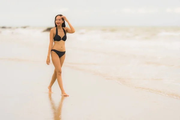 Portré szép fiatal ázsiai nő hord bikini a strandon se — Stock Fotó