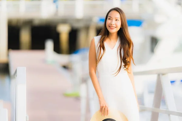 Porträt schöne junge asiatische Frau Freizeit Lächeln glücklich entspannen ein — Stockfoto