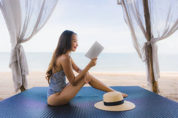 Retrato hermosa joven asiática mujer leyendo libro con feliz smi — Foto de Stock