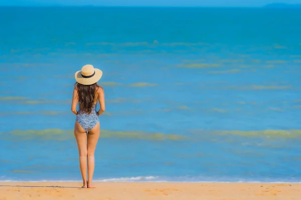 Portret mooie jonge Aziatische vrouw Happy Smile Relax op de tr — Stockfoto