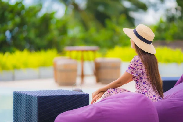 Retrato hermosa joven asiática mujer mirando mar océano con h — Foto de Stock