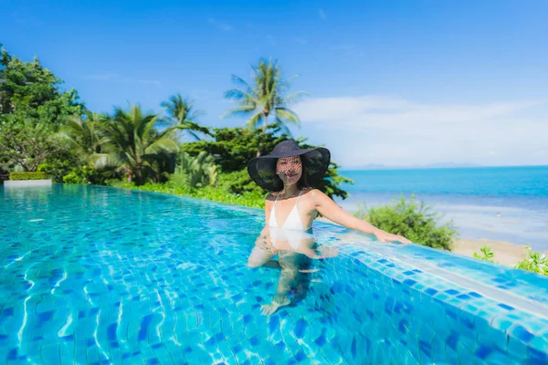 Retrato bonito jovem asiático mulher relaxar no luxo ao ar livre swi — Fotografia de Stock