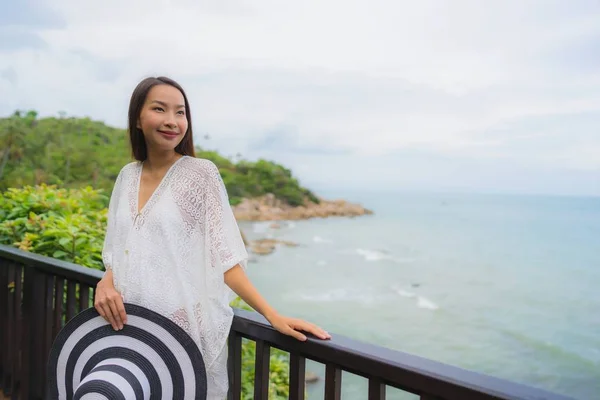 Porträtt vacker ung asiatisk kvinna ser havet stranden havet för — Stockfoto