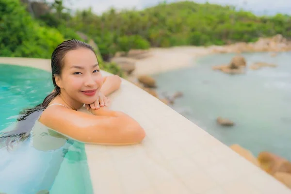 Portre genç asyalı kadın rahatla gülümseme açık yüzmek etrafında mutlu — Stok fotoğraf