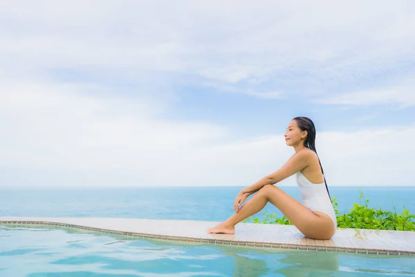 Porträt junge asiatische Frau entspannen Lächeln glücklich um Freibad — Stockfoto