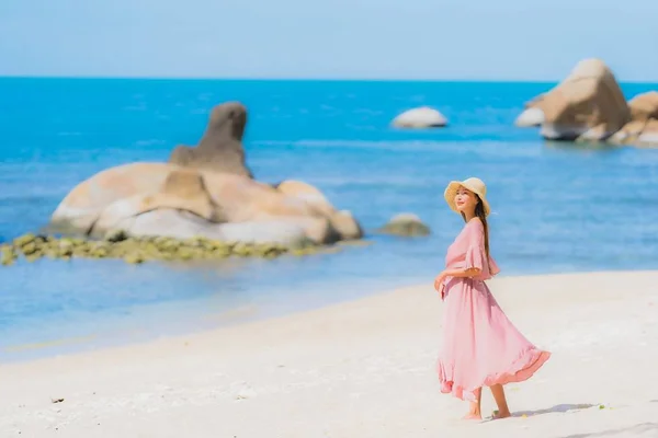 肖像若いアジアの女性は、ビーチ海の周りに幸せな笑顔 — ストック写真