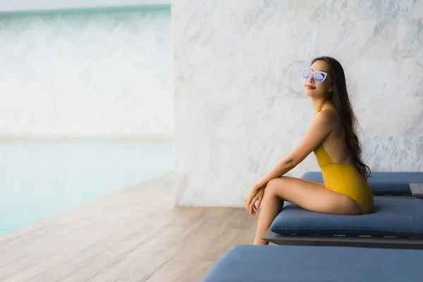 Retrato asiático hermosa mujer joven feliz sonrisa relajarse alrededor ou — Foto de Stock